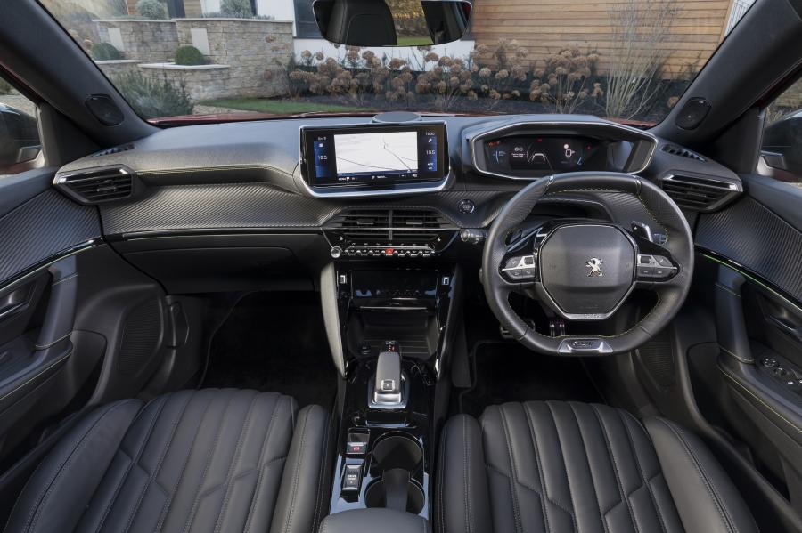 Торпедо Peugeot 2008 GT 2020 года  (UK) (фото 4 из 11)